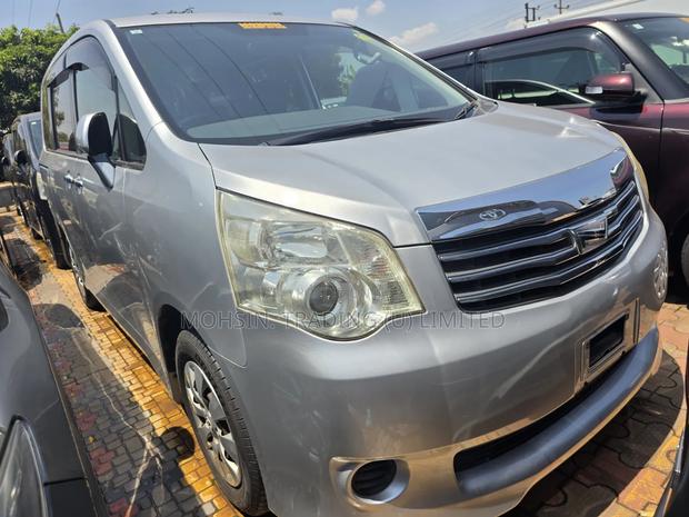 Toyota Noah 2013 Silver