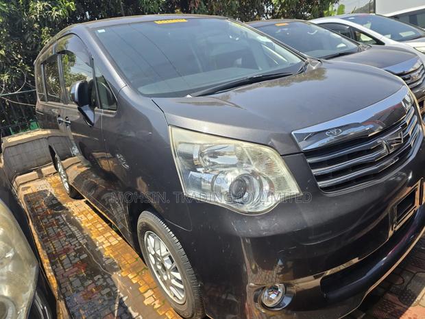 Toyota Noah 2013 Gray