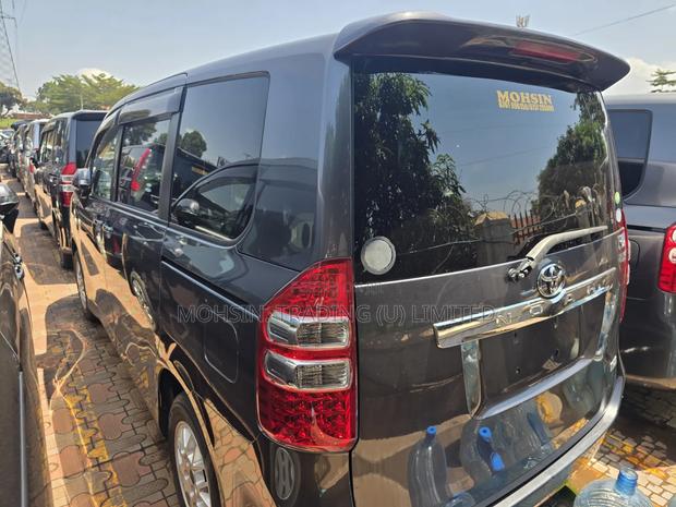 Toyota Noah 2013 Gray