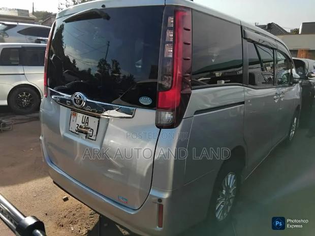 Toyota Noah 2016 Silver
