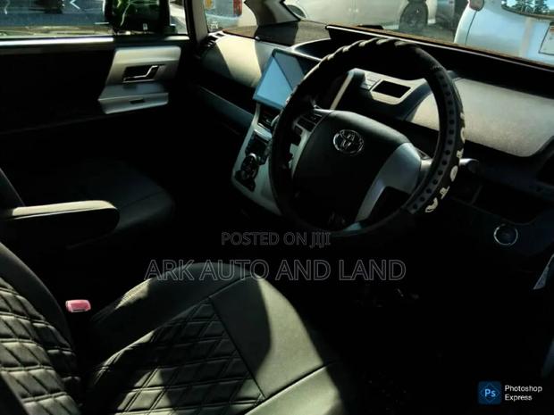 Toyota Noah 2016 Silver