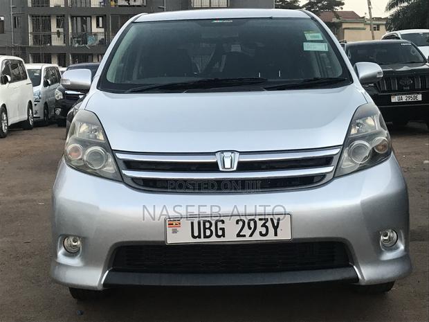 Toyota ISIS 2011 Silver