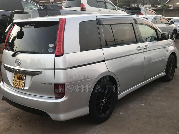 Toyota ISIS 2011 Silver