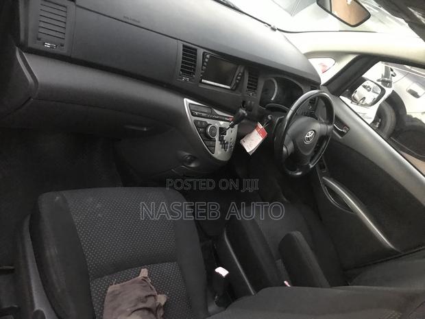 Toyota ISIS 2011 Silver