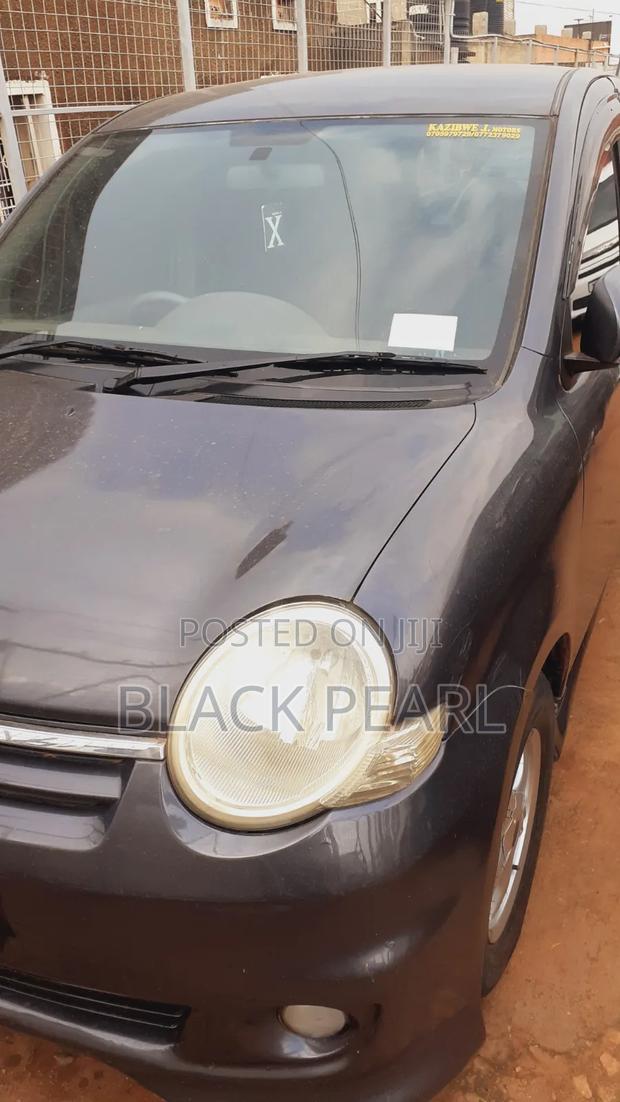 Toyota Sienta 2012 Gray