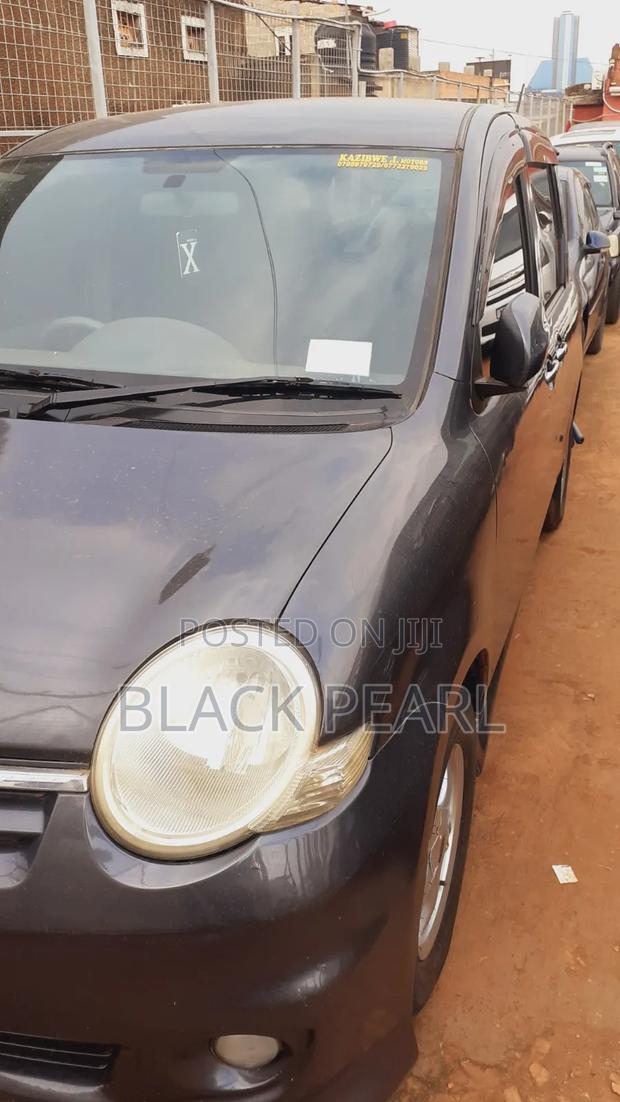 Toyota Sienta 2012 Gray