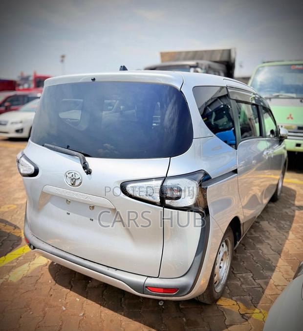 Toyota Sienta 1.5 AWD 2017 Silver