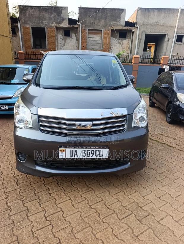 Toyota Noah 2013 Gray