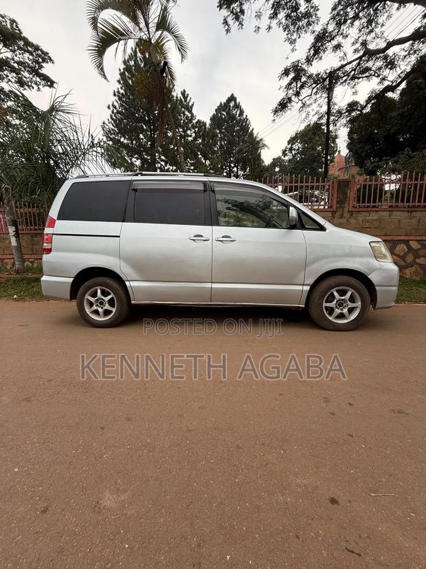 Toyota Noah 2004 Silver