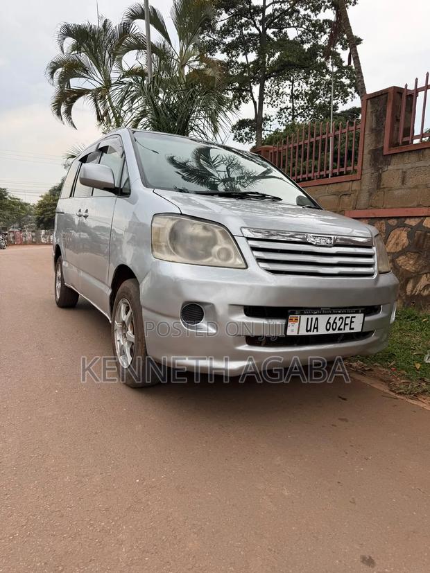 Toyota Noah 2004 Silver