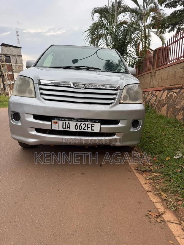 Toyota Noah 2004 Silver