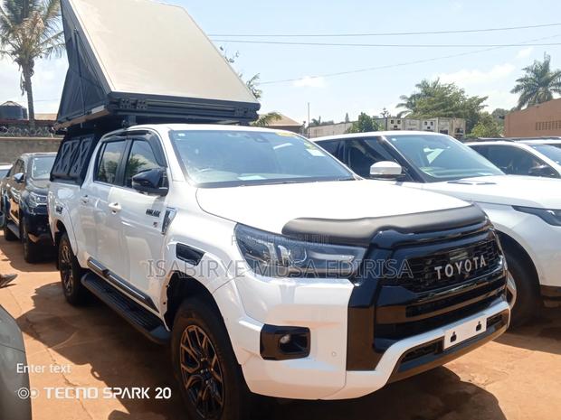 Toyota Hilux 2023 White