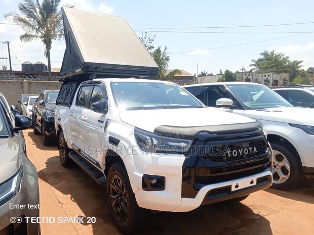 Toyota Hilux 2023 White