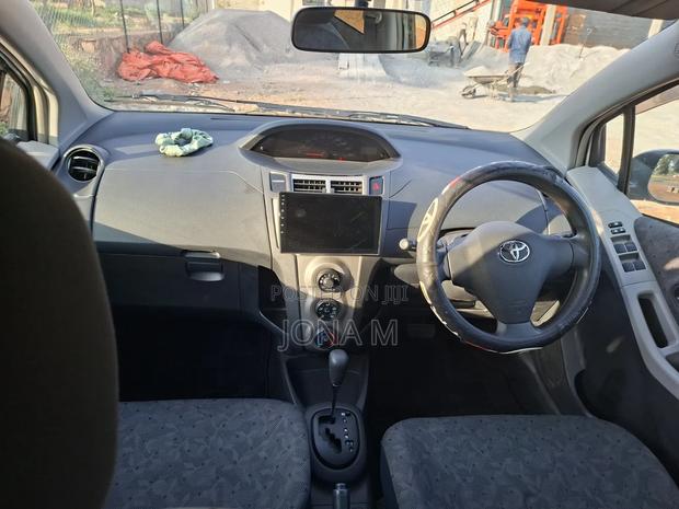 Toyota Vitz 2009 Silver
