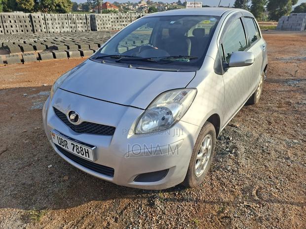Toyota Vitz 2009 Silver