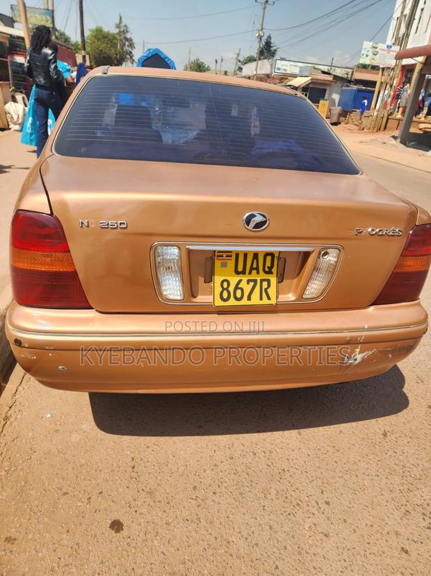 Toyota Progress 2000 Brown