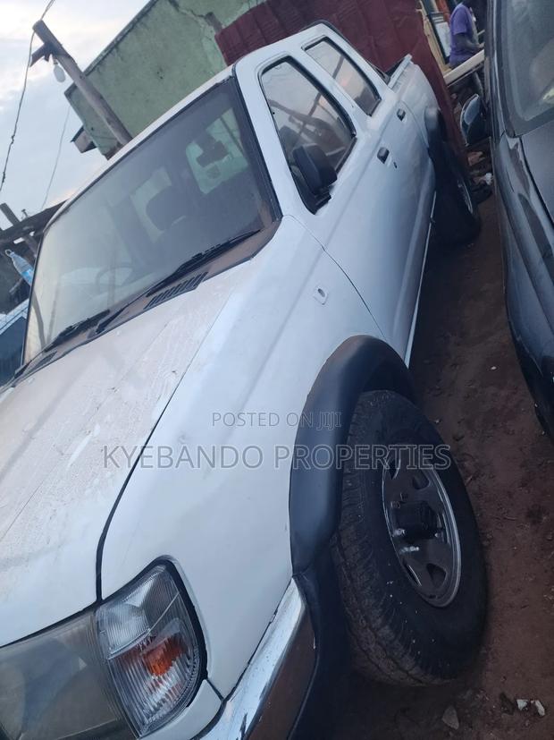 Nissan Hardbody 2003 Silver