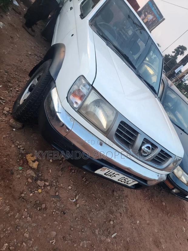 Nissan Hardbody 2003 Silver