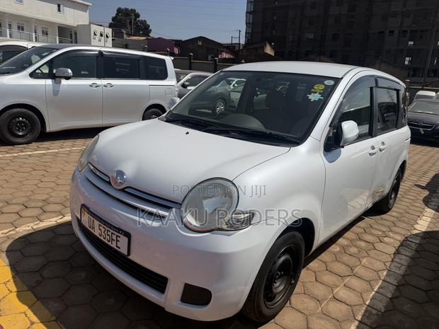 Toyota Sienta 2012 White