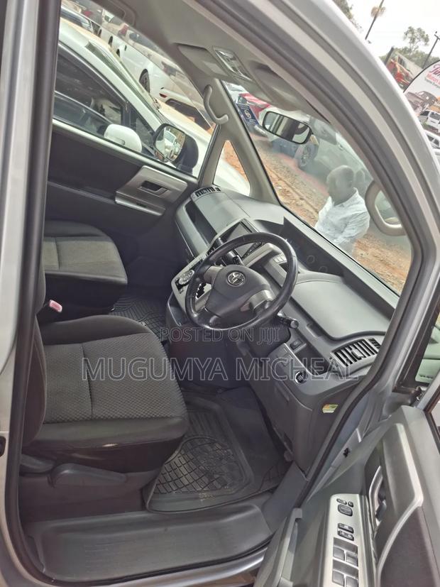 Toyota Noah 2010 Silver