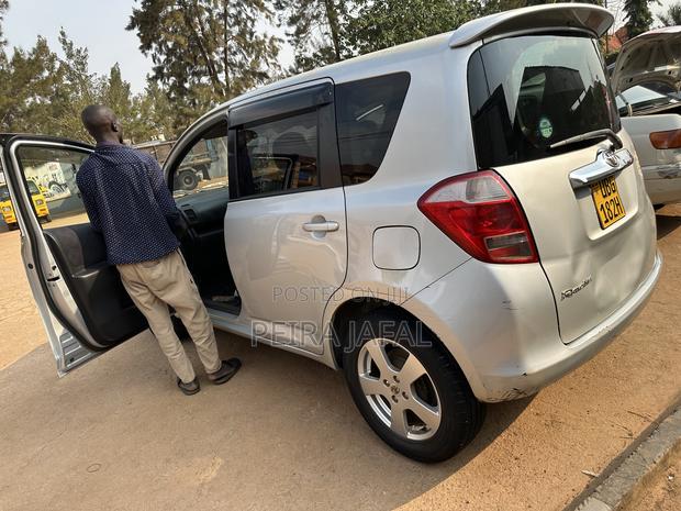 Toyota Ractis 1.5 AWD 2010 Silver