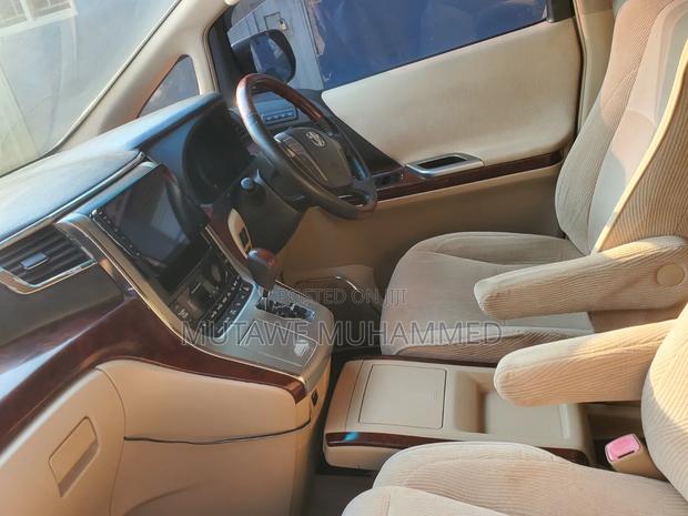 Toyota Alphard 2010 Silver