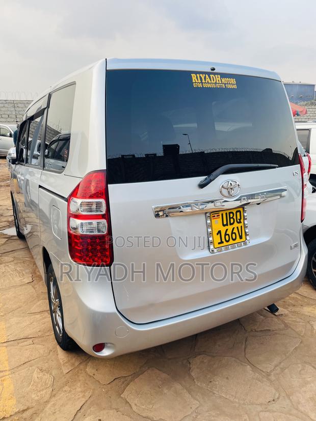 Toyota Noah 2.0 143hp AWD (7 Seater) 2012 Silver