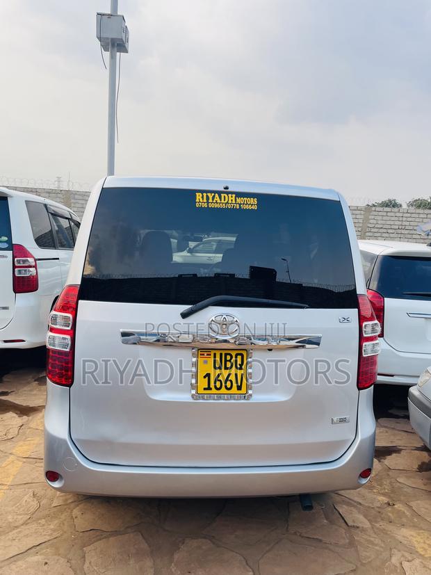 Toyota Noah 2.0 143hp AWD (7 Seater) 2012 Silver