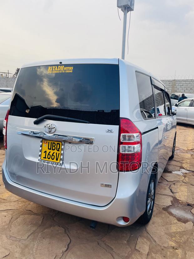 Toyota Noah 2.0 143hp AWD (7 Seater) 2012 Silver