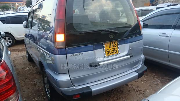 Toyota Noah 2002 Blue