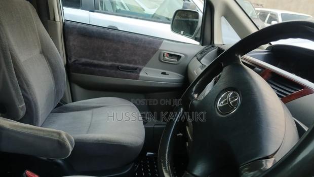Toyota Noah 2005 Silver