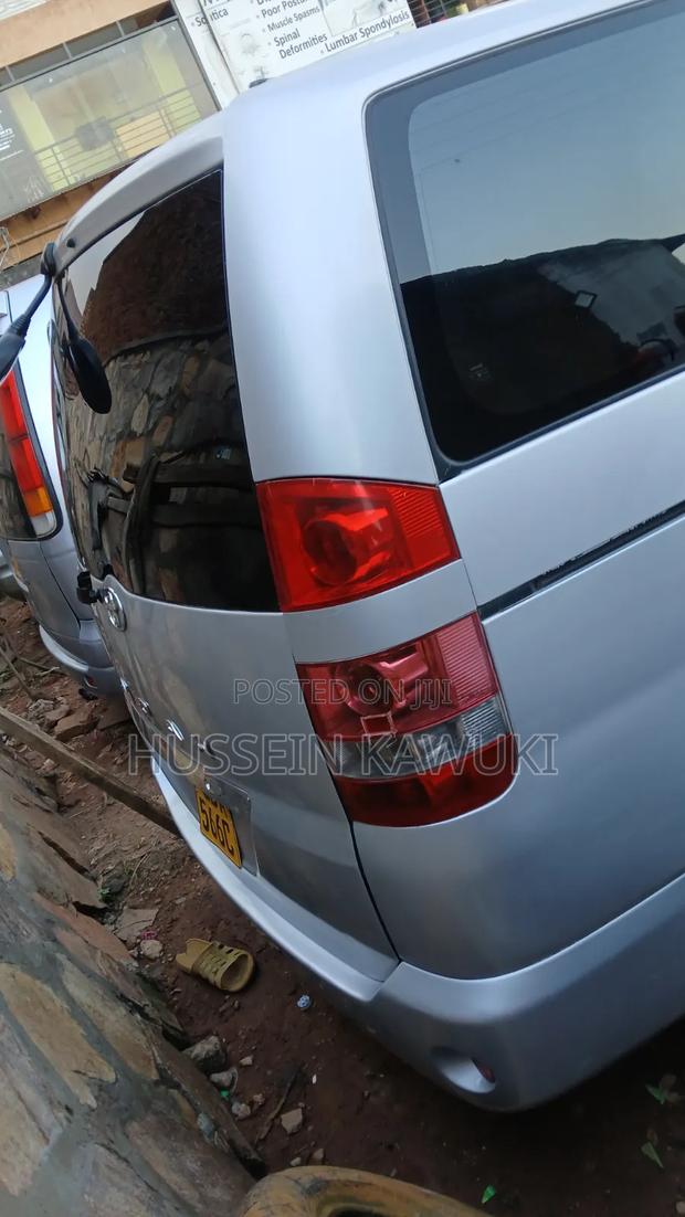 Toyota Noah 2005 Silver