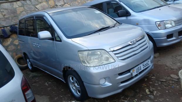 Toyota Noah 2005 Silver
