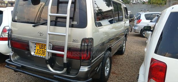Toyota Grand HiAce 2001 Silver