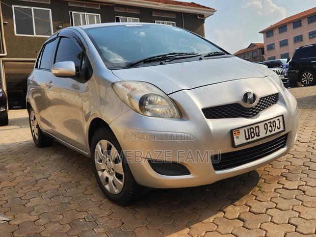 Toyota Vitz 2010 Silver