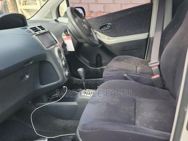 Toyota Vitz 2010 Silver