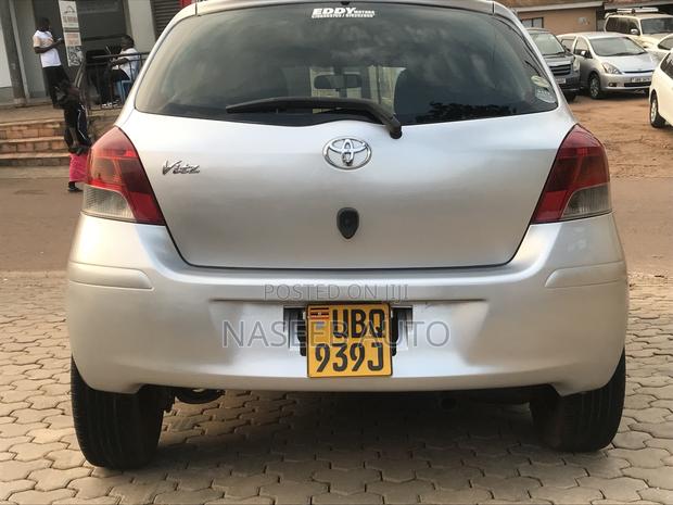 Toyota Vitz 2009 Silver