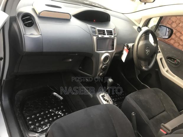 Toyota Vitz 2009 Silver