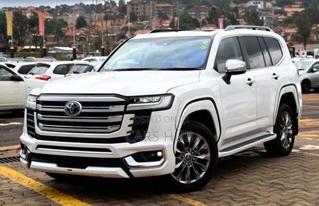 Toyota Land Cruiser LC300 2024 White
