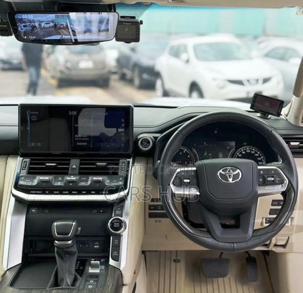 Toyota Land Cruiser LC300 2024 White