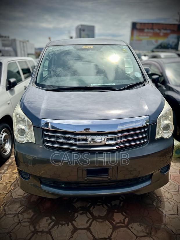 Toyota Noah 2.0 143hp AWD (8 Seater) 2013 Gray