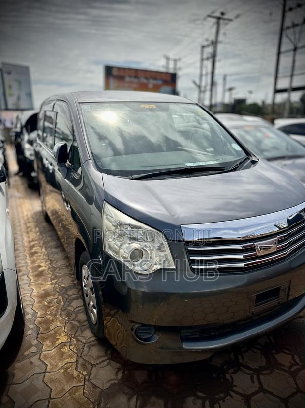 Toyota Noah 2.0 143hp AWD (8 Seater) 2013 Gray