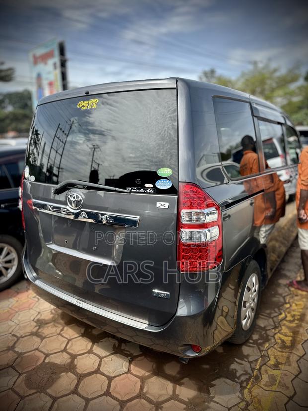 Toyota Noah 2.0 143hp AWD (8 Seater) 2013 Gray