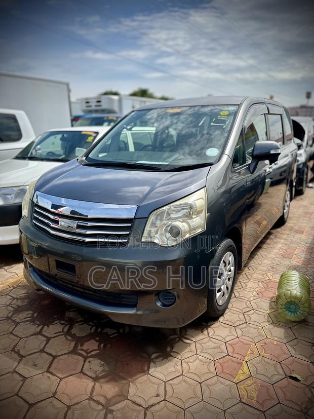 Toyota Noah 2.0 143hp AWD (8 Seater) 2013 Gray