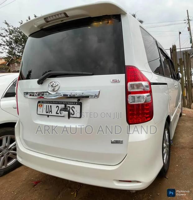 Toyota Noah 2011 White