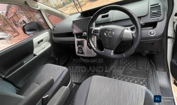 Toyota Noah 2011 White