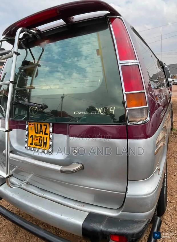 Toyota Noah 2001 Maroon