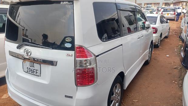 Toyota Noah 2011 White
