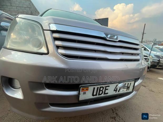 Toyota Noah 2005 Gray