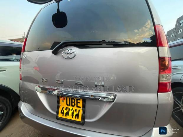 Toyota Noah 2005 Gray